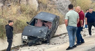 Otomobil ile motosiklet çarpıştı