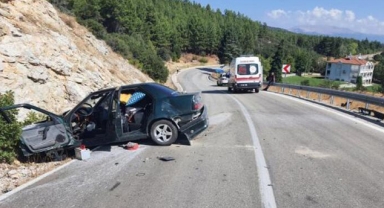 Otomobil kayalıklara çarptı: 2 yaralı