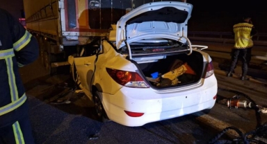 Otomobil, TIR'ın altına girdi