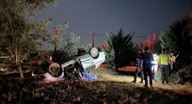 Otomobili refüje çarparak devrildi, hayatını kaybetti  