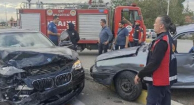 Otomobiller çarpıştı