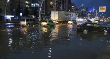 Sağanak bazı illerde hayatı olumsuz etkiledi