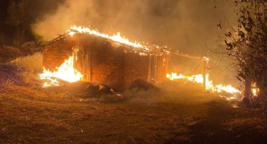 Samanlık ve eski cami lojmanı yandı
