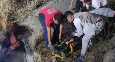 Su tahliye bacasından düştü, yaralandı