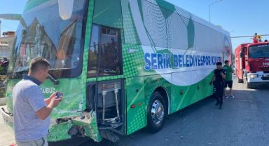 Takım otobüsü, otomobille çarpıştı: 1 yaralı