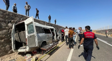 Tarım işçilerini taşıyan minibüs duvara çarptı! 3 ölü, 17 yaralı var