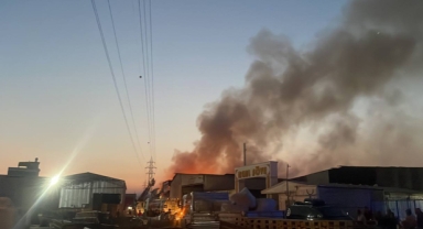 Tekstil deposunda çıkan yangına müdahale