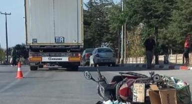 Tırla çarpışan motosikletteki 3 kişi yaralandı
