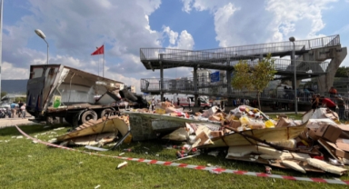 Üst geçite çarpan sürücü hayatını kaybetti