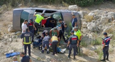 Virajda uçuruma yuvarlandı