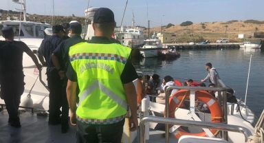 Yelkenli teknede 25 kaçak göçmen yakalandı! Kaptan baygın halde bulundu