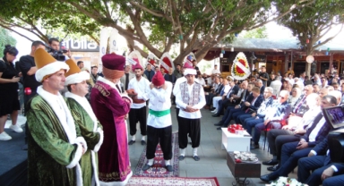 'Yılın Ahisi' kaftanını giydi 