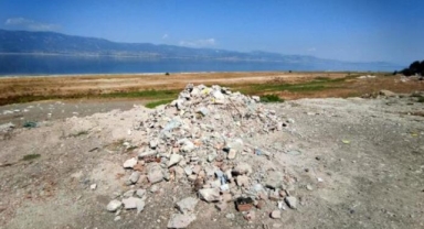 Yine moloz döküldü