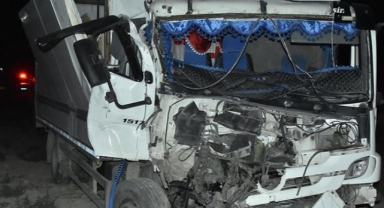 Yolcu indiren araca kamyon çarptı: 2 ölü, 8 yaralı