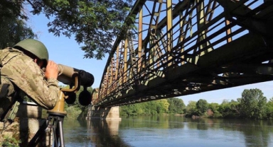 Yunanistan sınırında 11'i FETÖ mensubu 17 kişi yakalandı