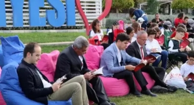 100 öğrenciyle kitap okuma