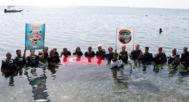 Türk bayrağı açıp dalış yaptılar