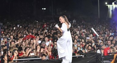 2023 kişilik Koro marşlar seslendirdi, Sertap Erener sahne aldı 