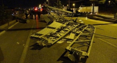 Açılan damper yön levhasını devirdi