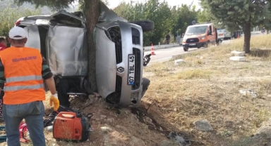 Ağaca çarpan araçtaki baba ile oğul öldü
