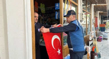 Akseki Belediyesi’nden esnafa ay yıldızlı bayrak