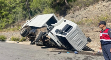 Antalya'da devrilen çöp kamyonundaki 1 işçi öldü, 2 kişi yaralandı