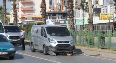Antalya'da feci kaza! Motosiklet sürücüsü minibüsün altında kaldı
