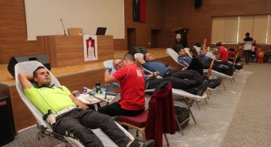 Antalya Polisi'den Kızılay'a kan bağışı