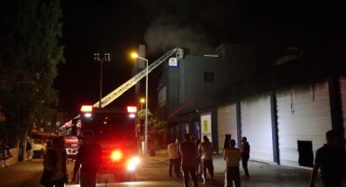 Antalya'da depo yangını: 7 bin lastik yandı