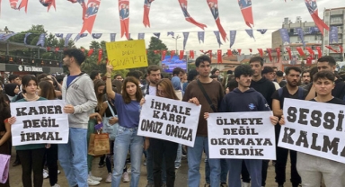 Arkadaşlarını kaybeden öğrenciler, oturma eylemi yaptı