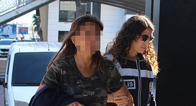 Asılı bayrağı indirip, üzerine bastı, akli dengesi bozuk çıktı