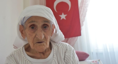 Asırlık kadının bayrak sevgisi