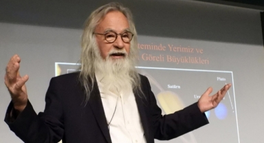 Astronomi profesörü öğrencilerle bir araya geldi