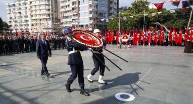 Atatürk Anıtı'na 100. yıl çelengi