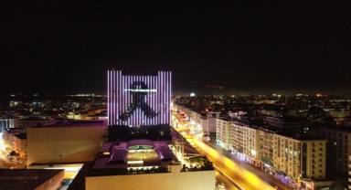 AVM'nin dış cephesine siyah kurdele yansıtıldı