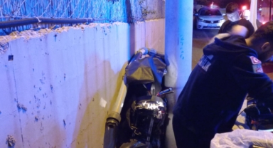 Aydınlatma direğiyle duvar arasına sıkışarak feci şekilde hayatını kaybetti