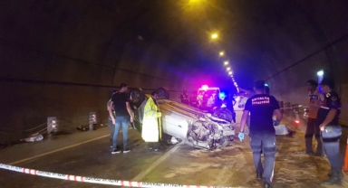 Bariyerlere çarpan otomobildeki 2 kişi öldü