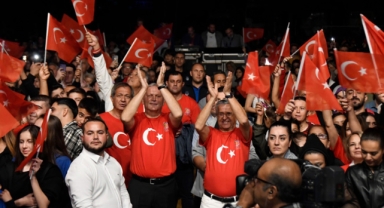 Bayrak yürüyüşü ve Fener alayı