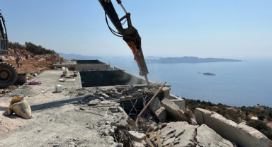 Belediye ekiplerince yıkıldı