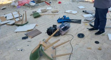 Bunalıma girdi: Evdeki eşyaları aşağı fırlattı