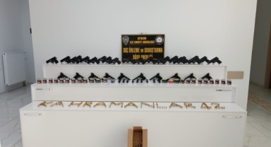 Çorapların içinde 23 silah bulundu