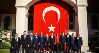 100 yıllık bayrağın önünde Cumhuriyet çoşkusu