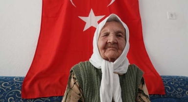 Cumhuriyet'le yaşıt Fahriye nine