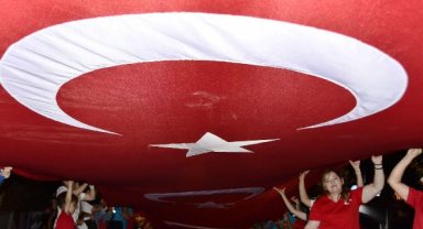 100'üncü yılda 300 metrelik bayrak yürüyüşü