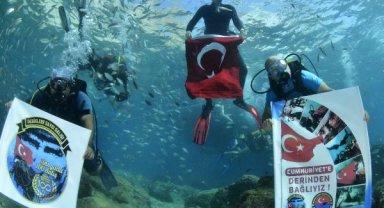 Dalgıçlar, Cumhuriyet Bayramı'nı deniz altında kutladı