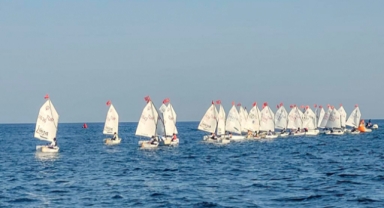 Denize anıt taşı indirdi