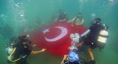Dernek üyeleri sualtında bayrak açtı