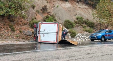 Devrilen kamyonetteki 3 kişi yaralandı