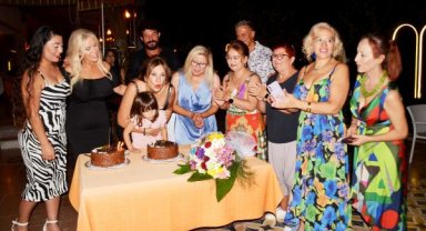 Doğum günü mini konsere dönüştü