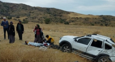 Domuza çarpan otomobildeki 1 kişi öldü, 4 kişi yaralandı